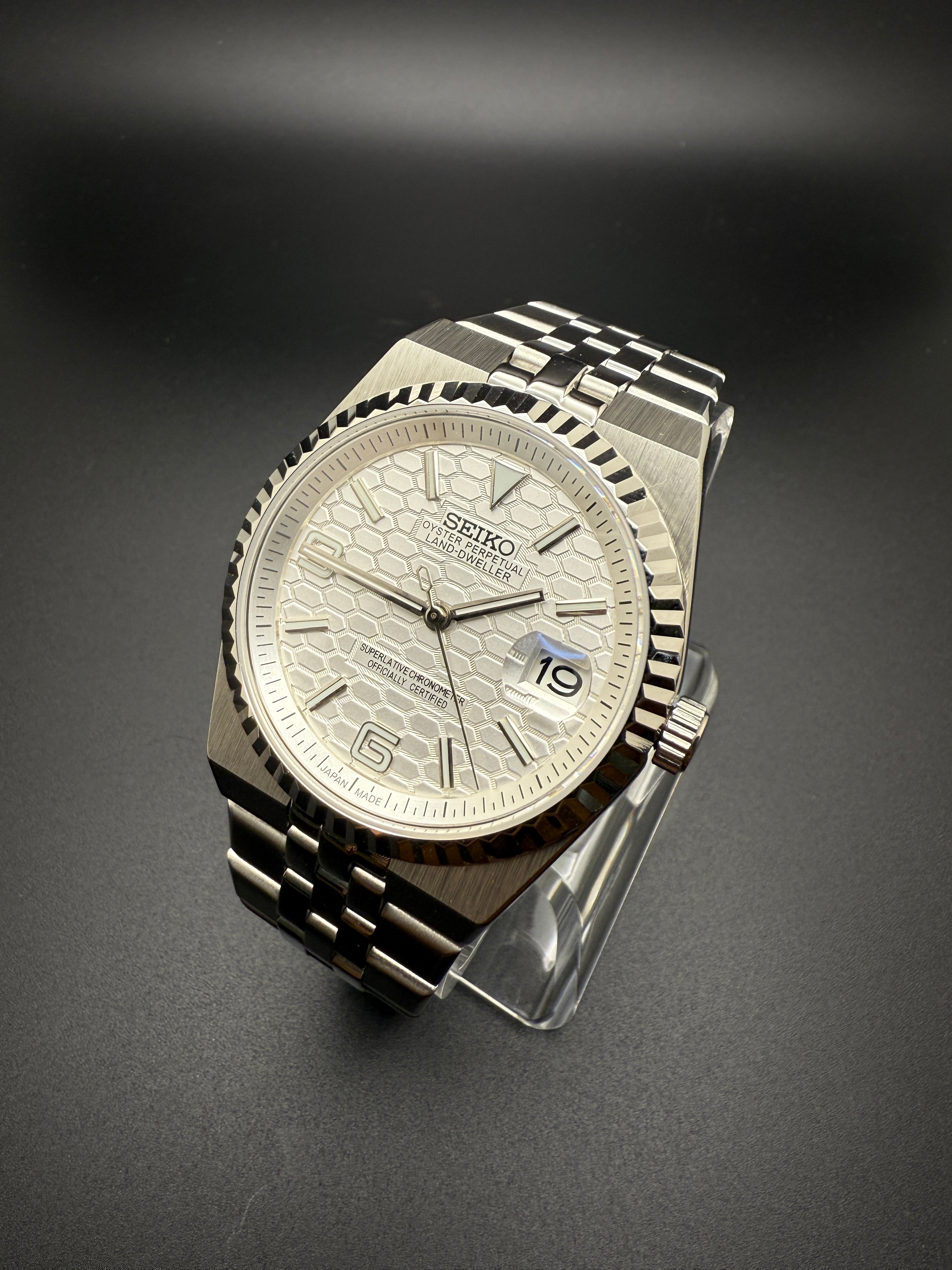 SEIKO LAND DWELLER WHITE