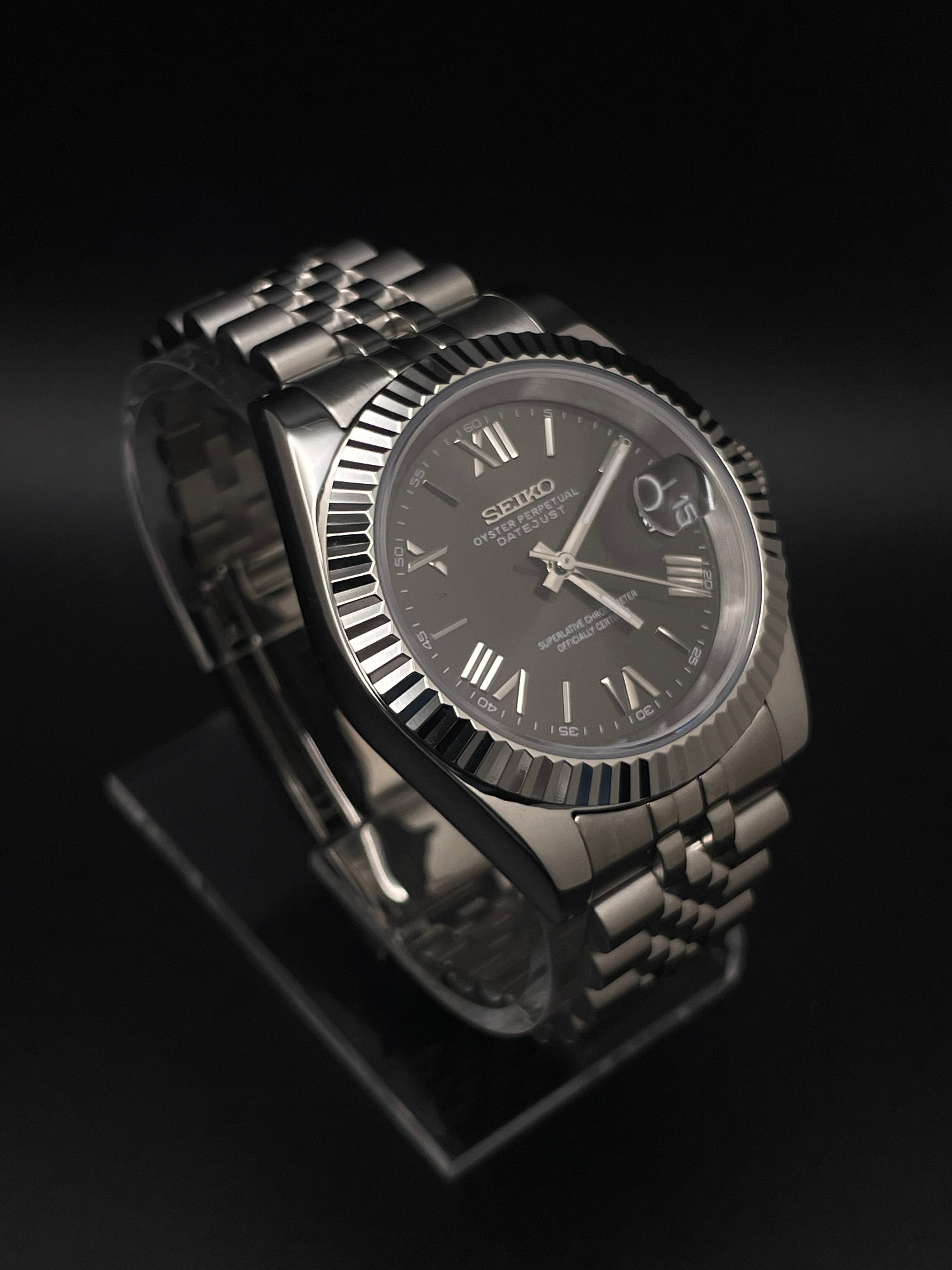 SEIKOJUST DARK GREY ROMAN