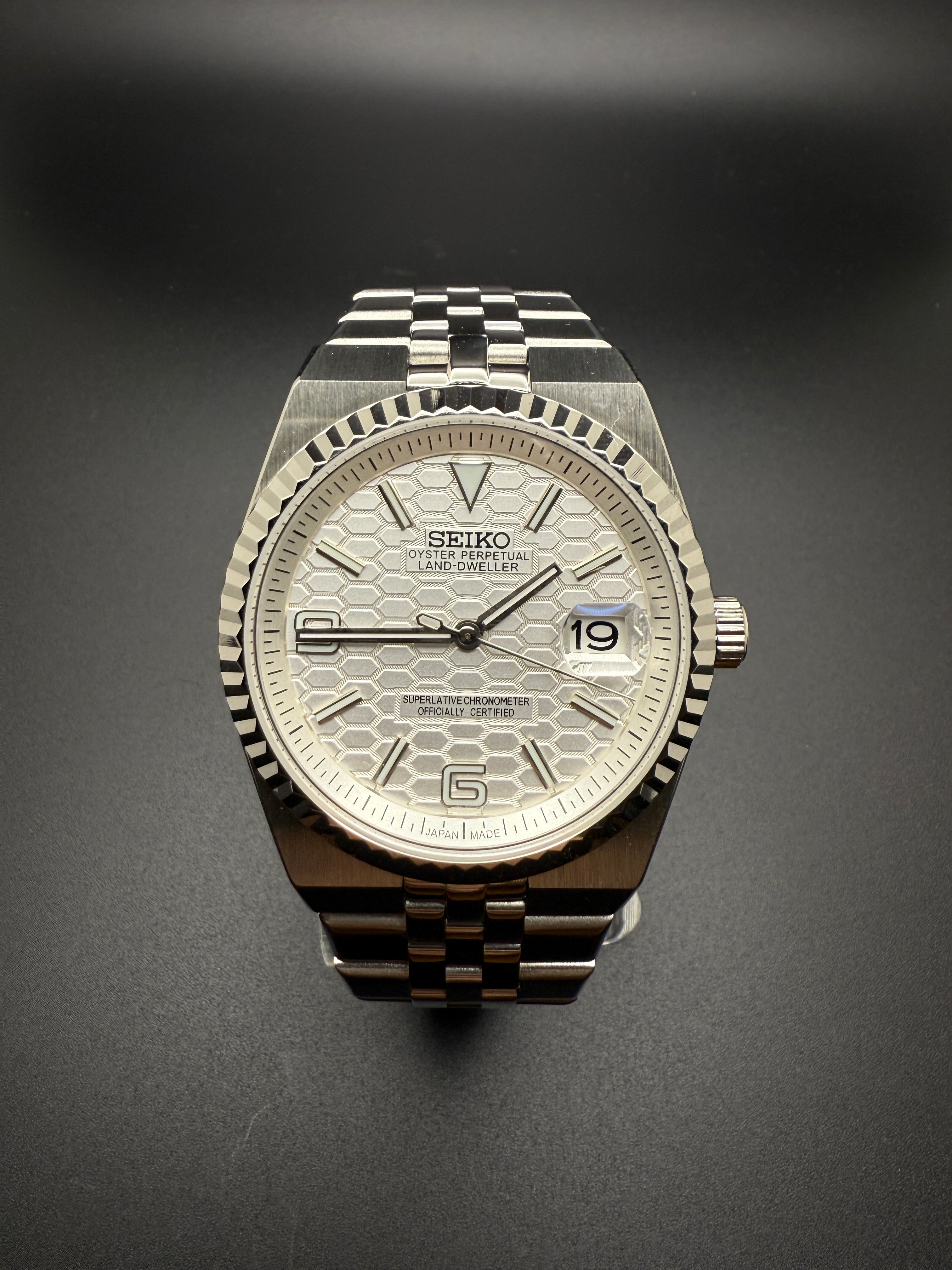 SEIKO LAND DWELLER WHITE