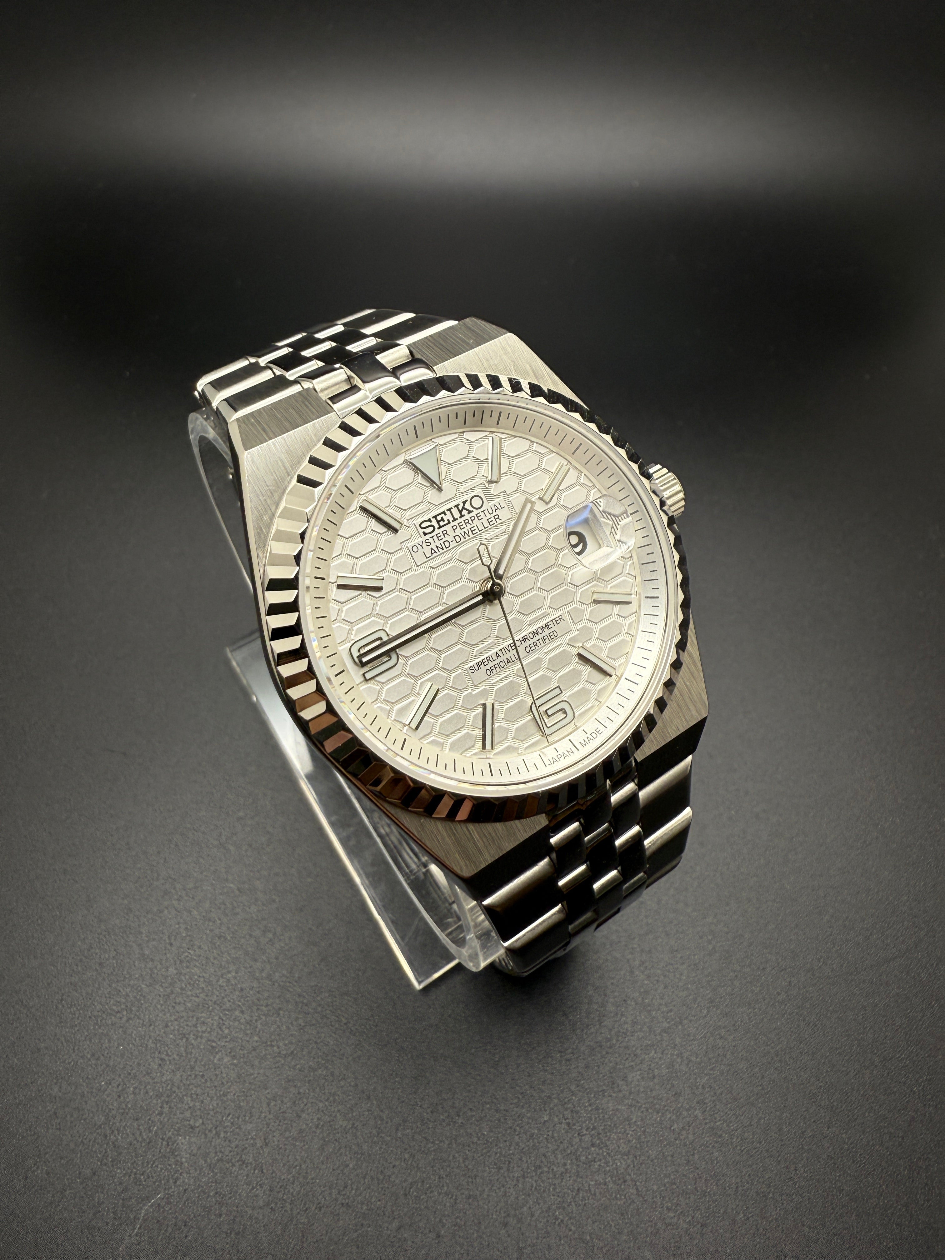 SEIKO LAND DWELLER WHITE